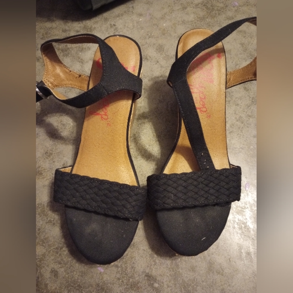 Black wedges